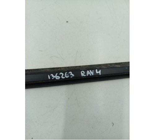 Молдинг стекла двери передний левый