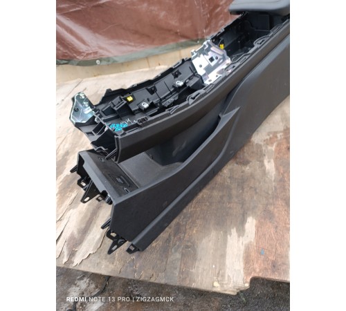 Консоль центральная с подлокотником