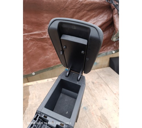 Консоль центральная с подлокотником