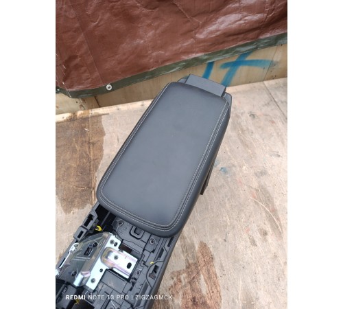 Консоль центральная с подлокотником