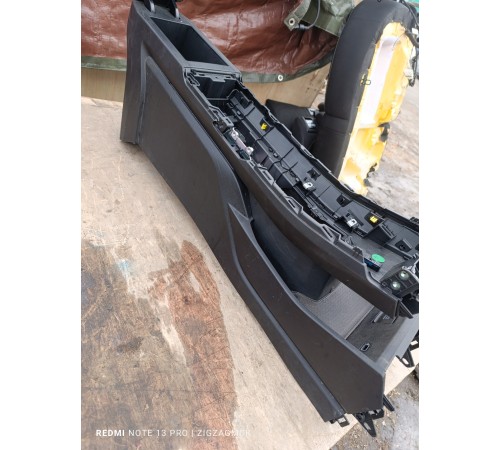 Консоль центральная с подлокотником