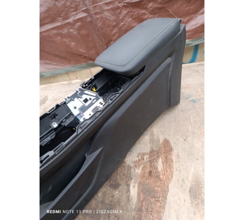 Консоль центральная с подлокотником