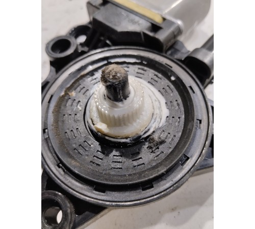 Моторчик стеклоподъемника задний правый