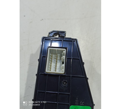 Кнопка стеклоподъемника (задняя правая)