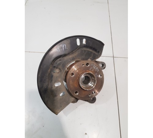 Кулак поворотный передний правый в сборе