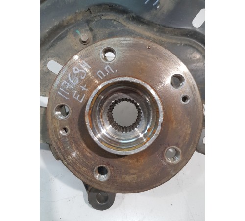 Кулак поворотный передний правый в сборе