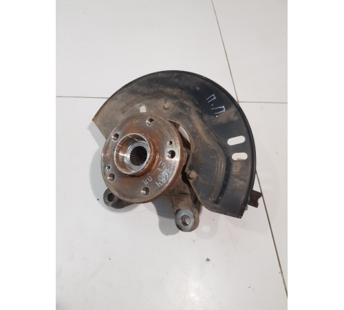 Кулак поворотный передний правый в сборе