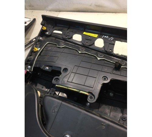 Обшивка двери (передняя, правая)