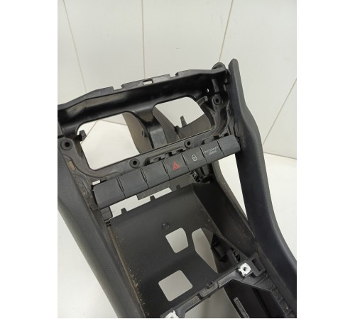 Центральная консоль с подлокотником