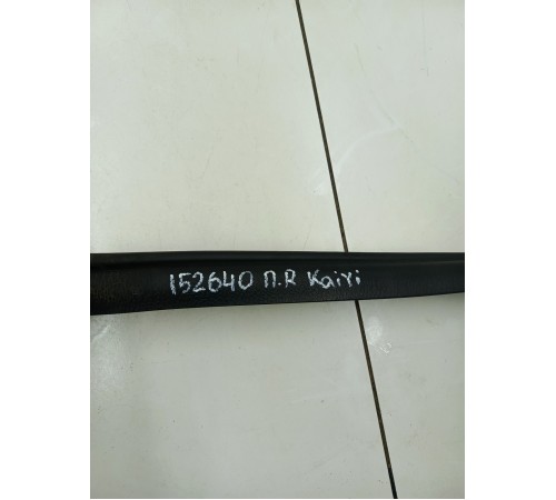 Уплотнитель двери передний правый