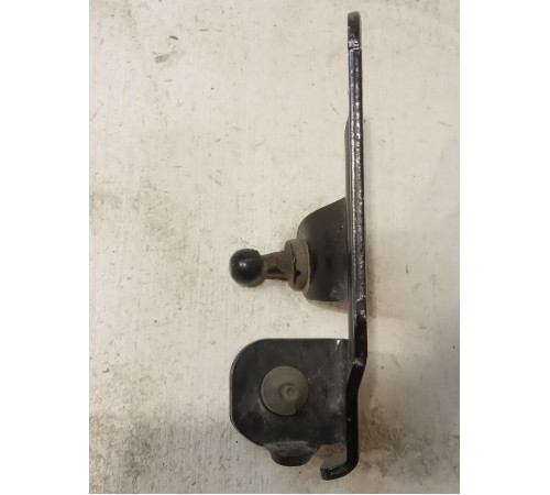 Кронштейн амортизатора крышки багажника левый