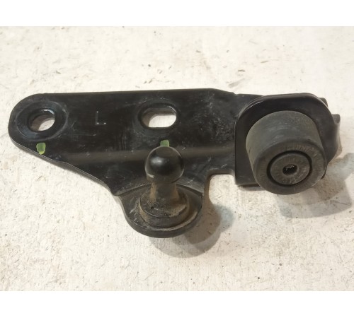 Кронштейн амортизатора крышки багажника левый