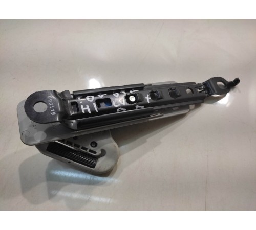 Регулятор высоты ремня безопасности (передний, правый)