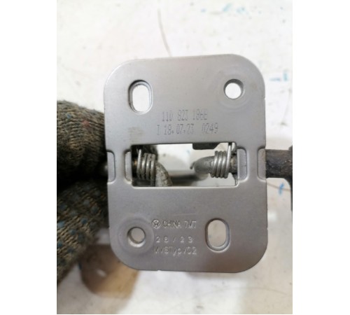 Замок капота