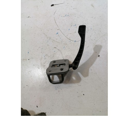 Замок капота