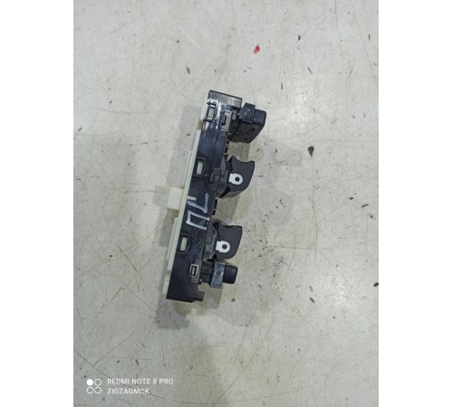 Блок управления стеклоподъемниками (передний левый)