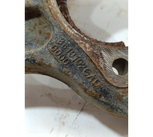 Кулак поворотный передний правый