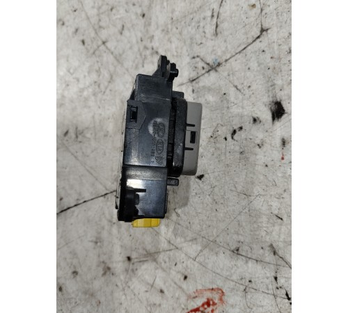 Кнопка открывания левой сдвижной двери