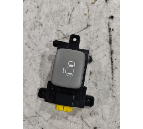 Кнопка открывания левой сдвижной двери