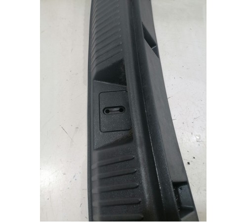 Накладка замка багажника задняя