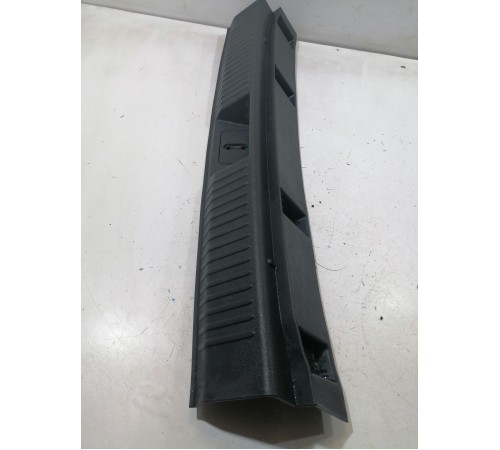 Накладка замка багажника задняя