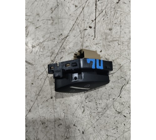 Кнопка центрального замка передняя левая