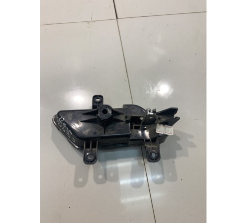 Внутренняя ручка водительской двери