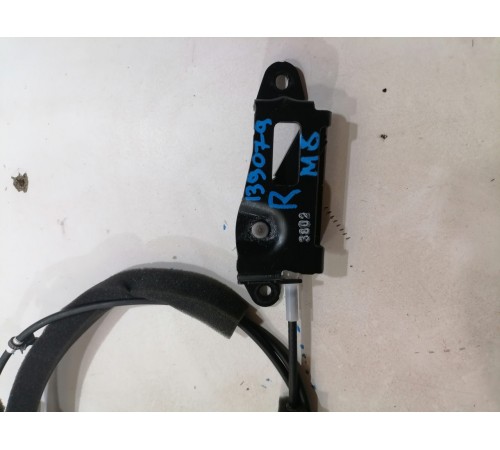 Фиксатор правой сдвижной двери нижний