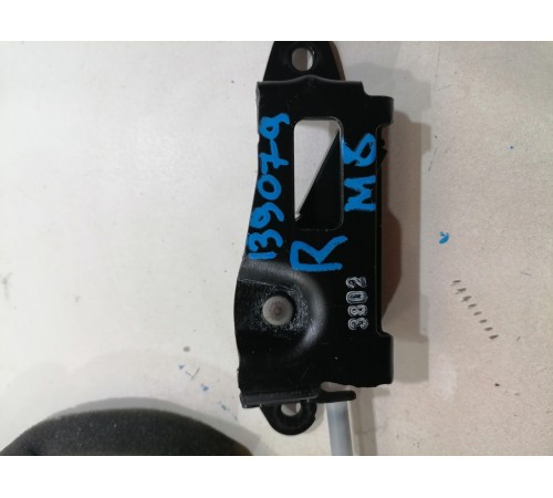 Фиксатор правой сдвижной двери нижний