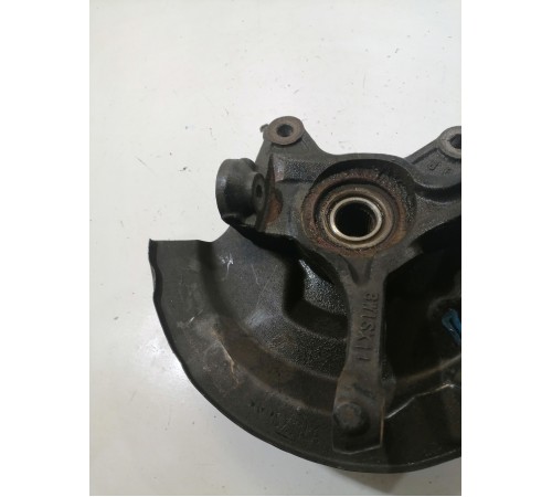 Кулак поворотный передний правый