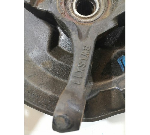 Кулак поворотный передний правый