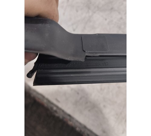 Уплотнитель стекла передний правый