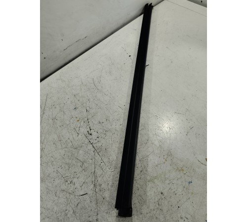 Уплотнитель стекла передний правый