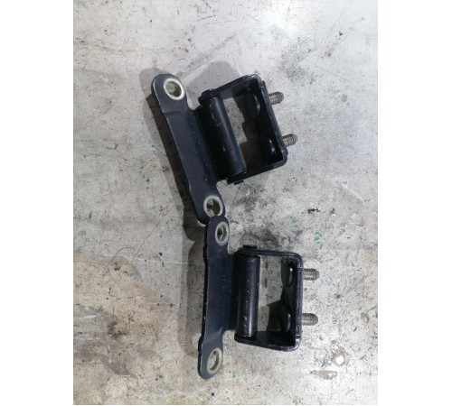 Петля крышки багажника