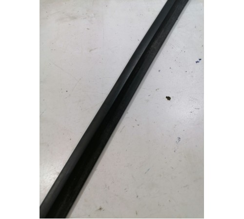 Уплотнитель стекла правой сдвижной двери