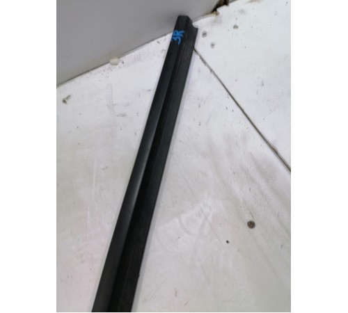 Уплотнитель стекла правой сдвижной двери