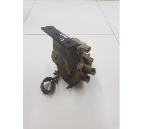 Клапан многоканальный гидравлической системы левый