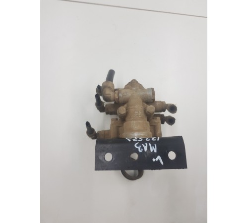 Клапан многоканальный гидравлической системы левый