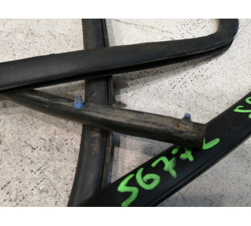 Уплотнитель кузова правый над дверьми правый