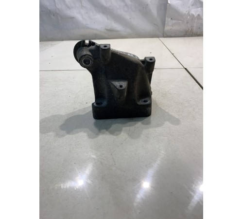 Кронштейн двигателя (левый)