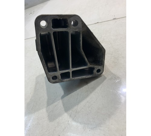 Кронштейн двигателя (левый)