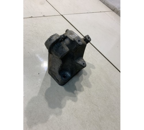 Кронштейн двигателя (левый)