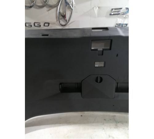 Обшивка крышки двери багажника