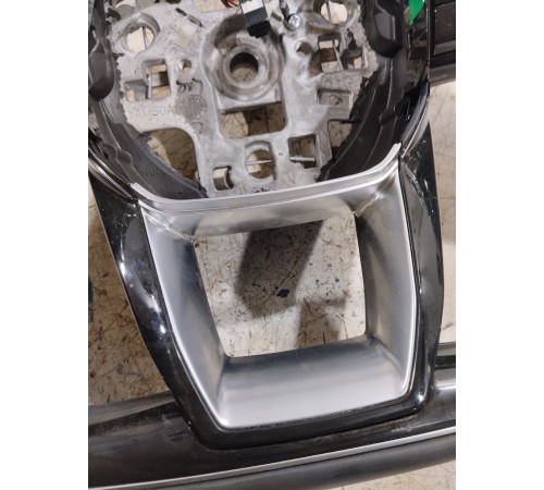 Рулевое колесо в сборе с многофункциональными кнопками