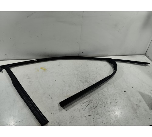 Уплотнитель стекла двери (передний левый)