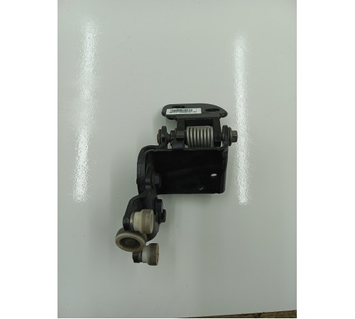 Ролик сдвижной двери правый средний