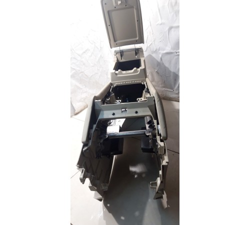 Центральная консоль с подлокотником