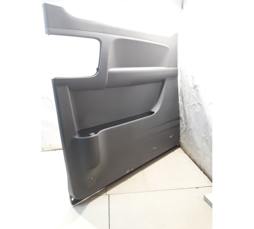 Обшивка двери (средняя, правая)