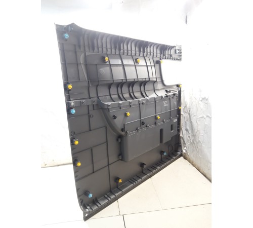 Обшивка двери (средняя, правая)