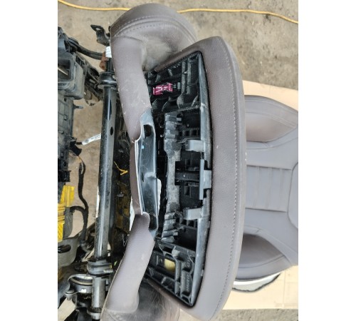 Сиденье переднее левое